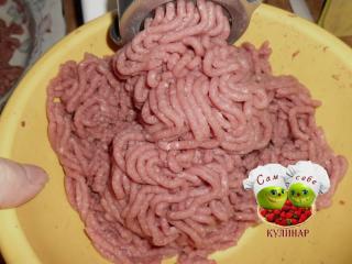 куриный фарш крутим на мясорубке