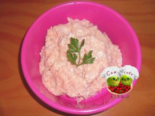 куриный фарш в миске котлеты из курицы