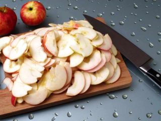 яблоки нарезать дольками